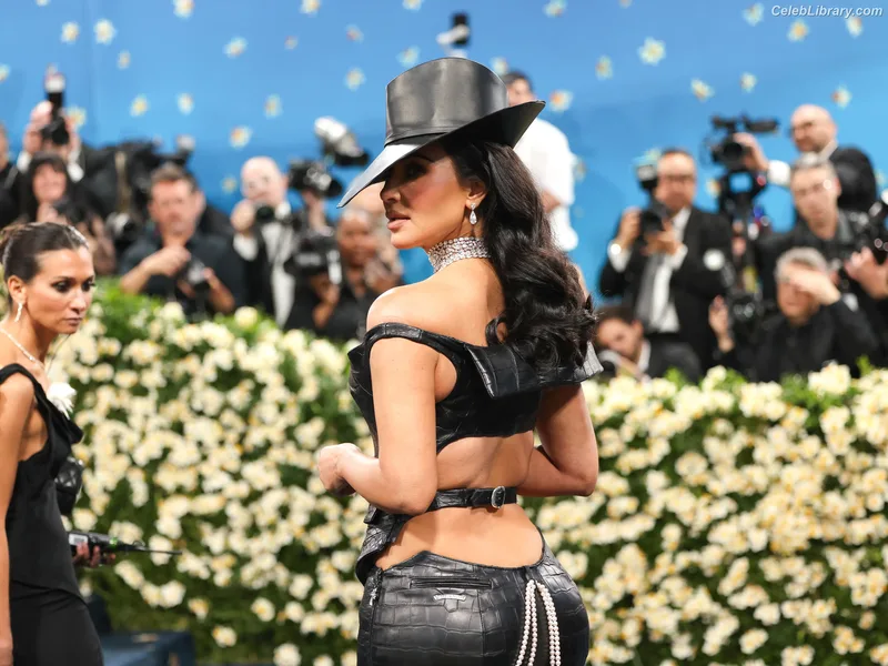 Kim Kardashian photo 13 of 4170