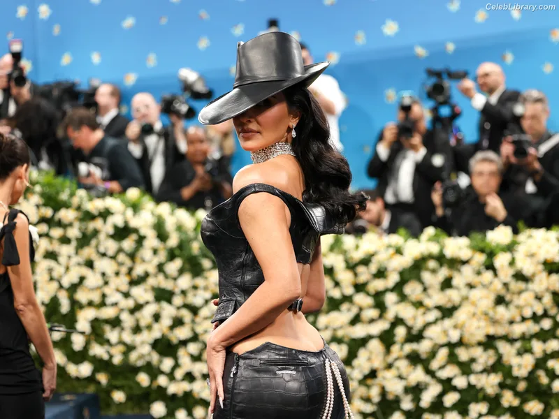 Kim Kardashian photo 14 of 4170