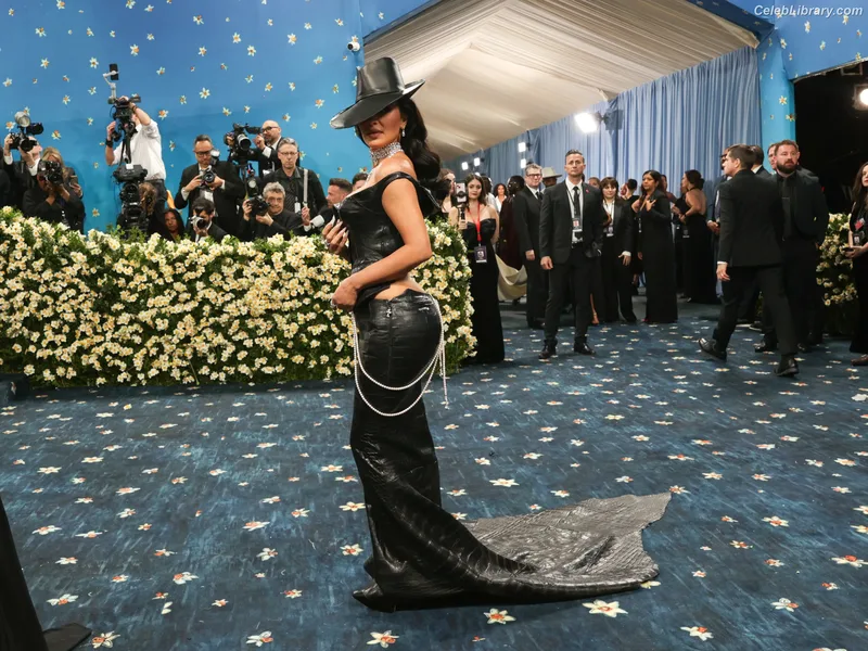 Kim Kardashian photo 16 of 4170
