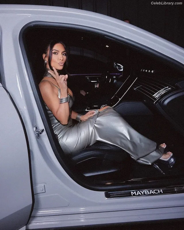 Kim Kardashian photo 4 of 4170