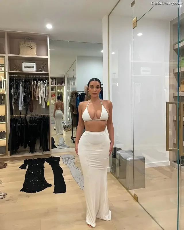 Kim Kardashian photo 17 of 4170