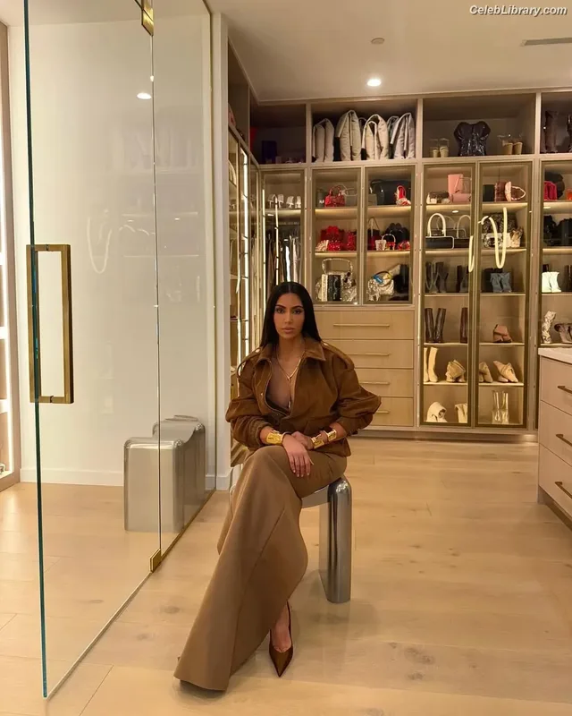Kim Kardashian photo 18 of 4170