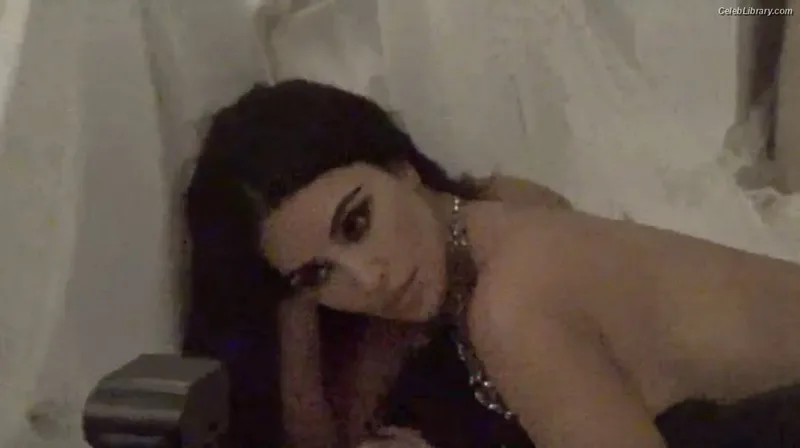 Kim Kardashian photo 22 of 4170