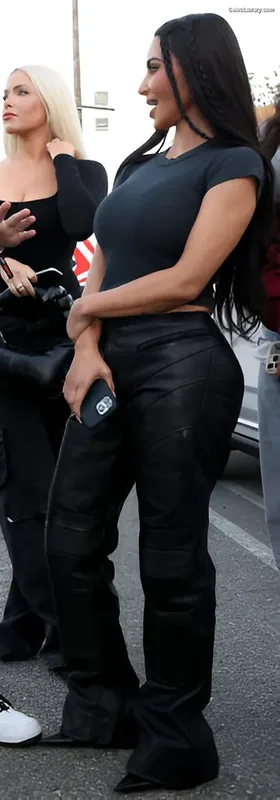 Kim Kardashian photo 3 of 4170