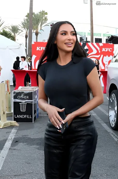 Kim Kardashian photo 4 of 4170