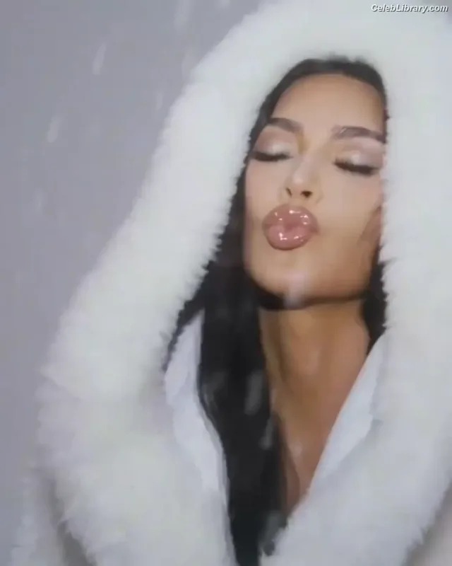 Kim Kardashian photo 13 of 4170