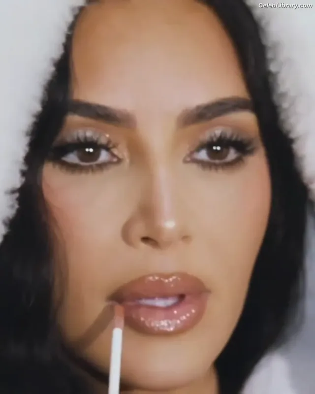 Kim Kardashian photo 15 of 4170