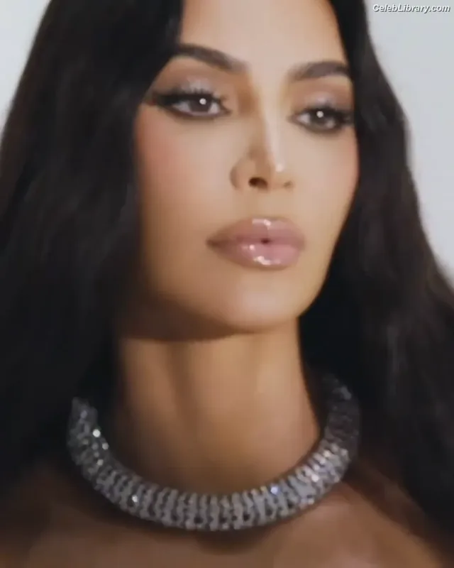 Kim Kardashian photo 16 of 4170
