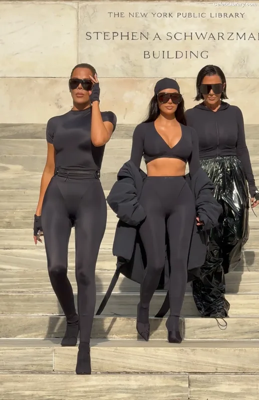 Kim Kardashian photo 7 of 4170