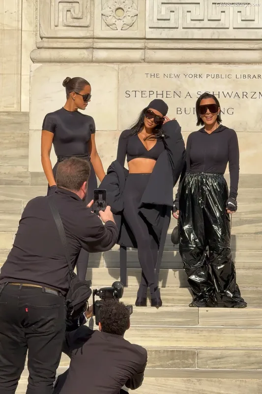 Kim Kardashian photo 10 of 4170