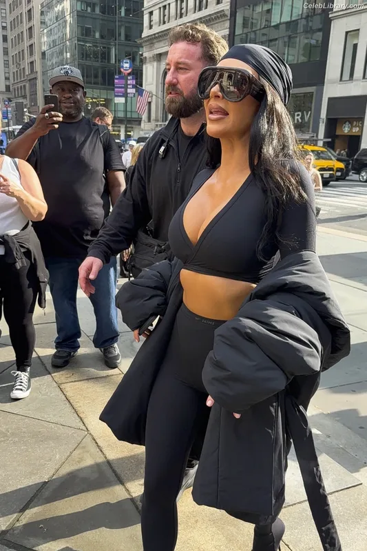 Kim Kardashian photo 12 of 4170