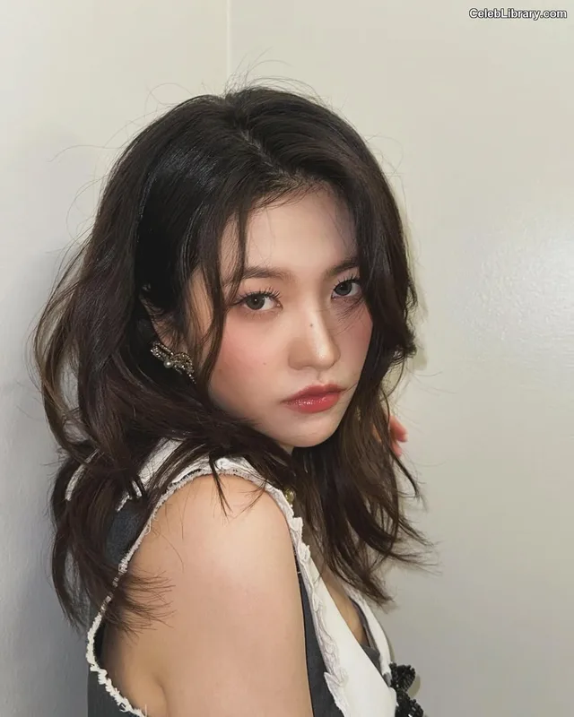 Kim Ye-rim (Yeri - Red Velvet) photo 1 of 107