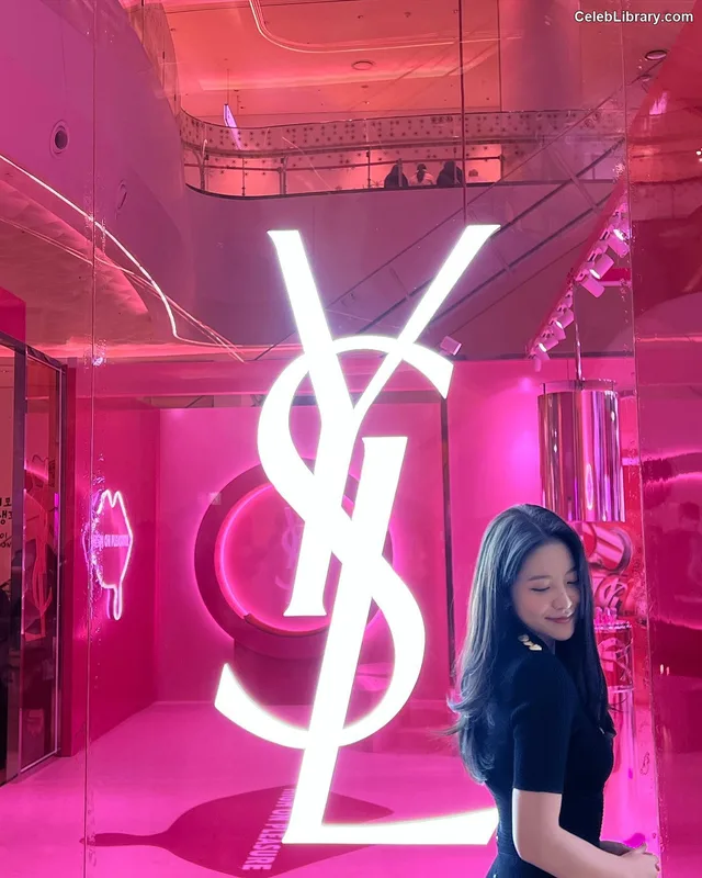 Kim Ye-rim (Yeri - Red Velvet) photo 4 of 107