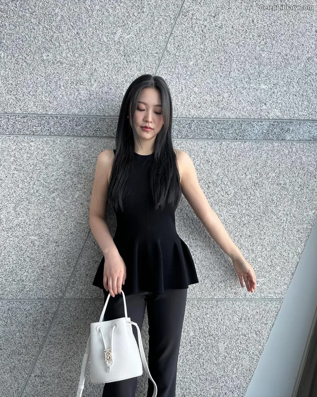Kim Ye-rim (Yeri - Red Velvet) photo 1 of 107