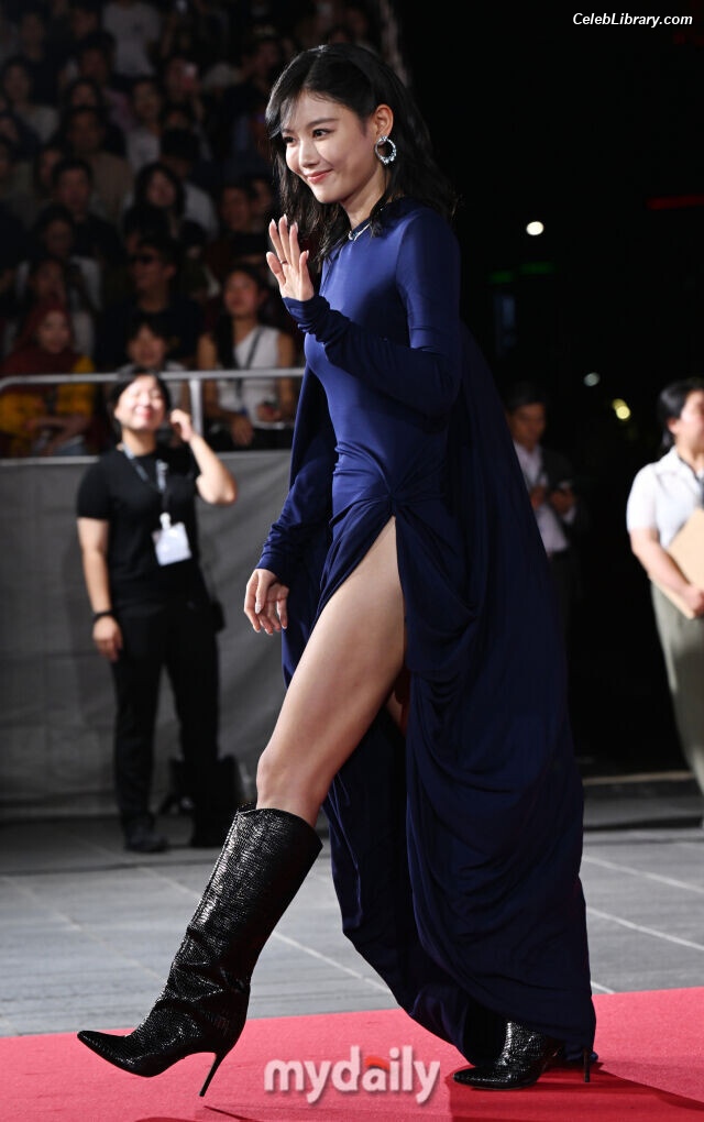 Kim Yoo Jung photo 11 of 139