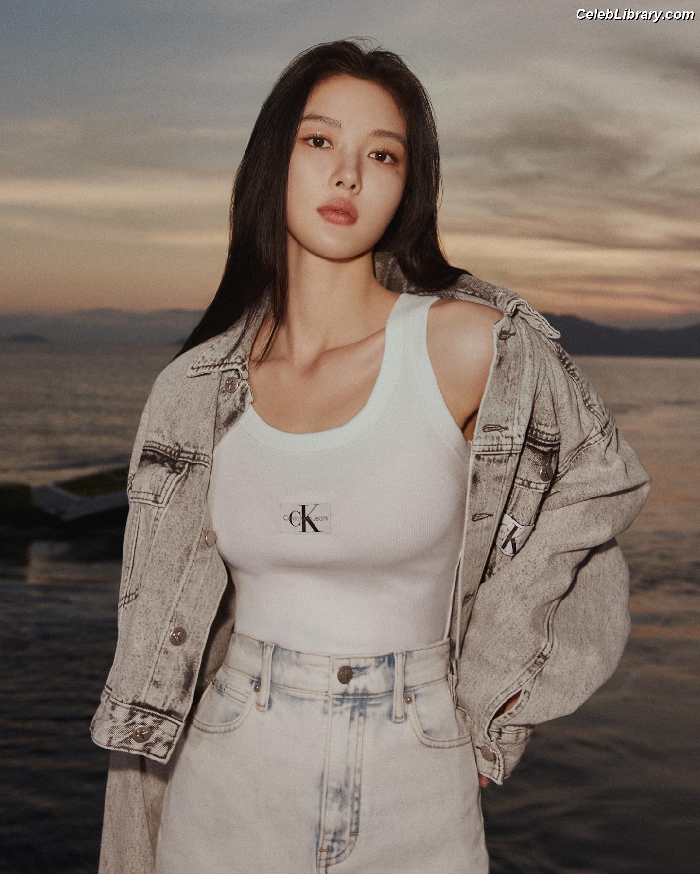 Kim Yoo Jung photo 23 of 139