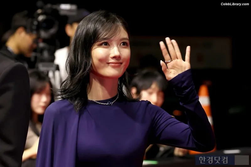 Kim Yoo Jung photo 1 of 139