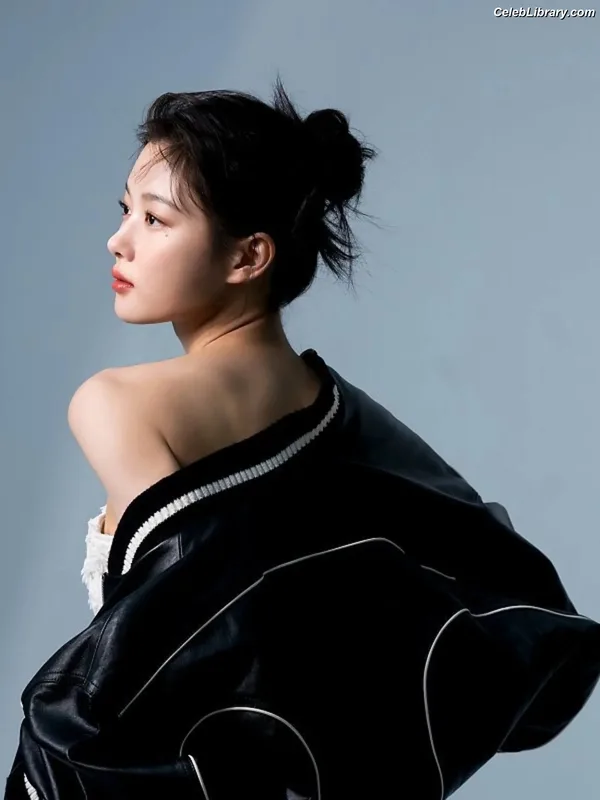 Kim Yoo Jung photo 6 of 139