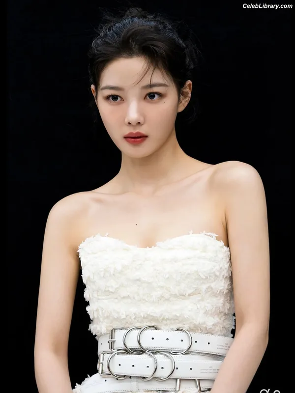 Kim Yoo Jung photo 7 of 139