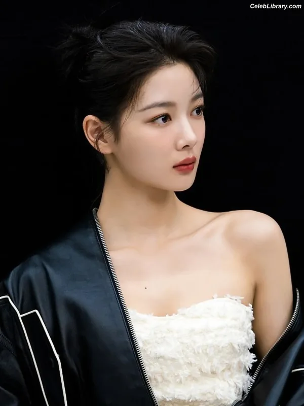 Kim Yoo Jung photo 12 of 139