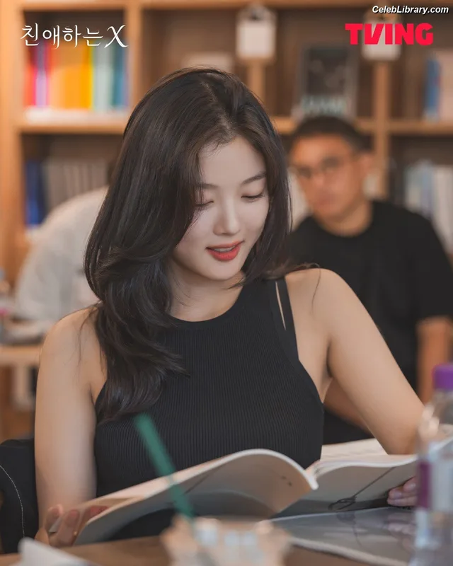 Kim Yoo Jung photo 4 of 139