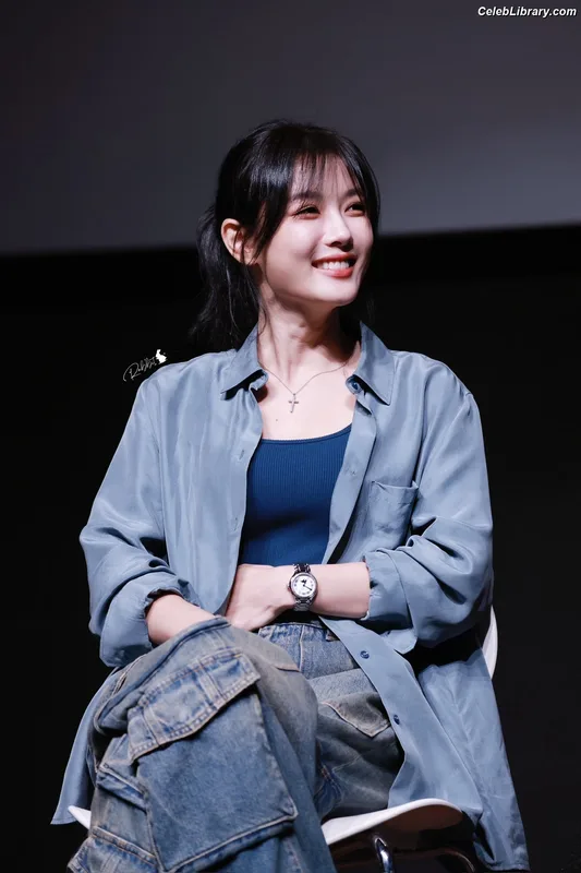 Kim Yoo Jung photo 11 of 139
