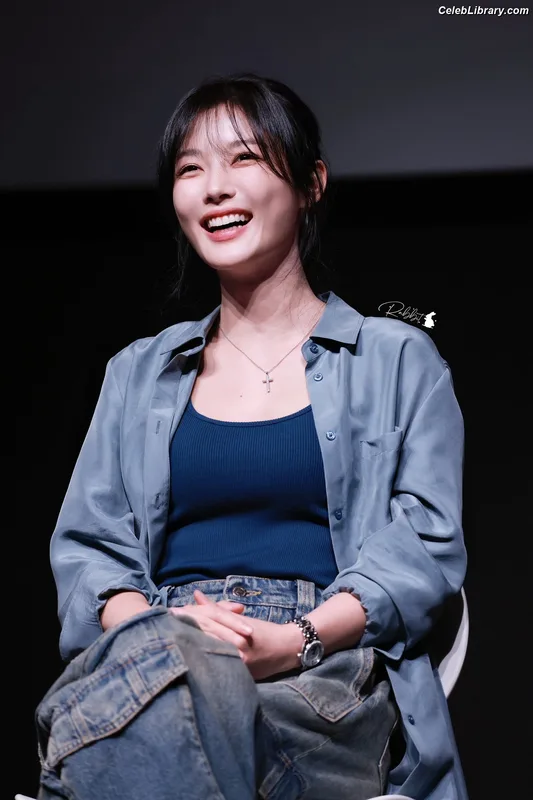 Kim Yoo Jung photo 9 of 139
