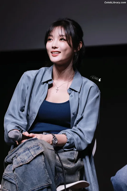 Kim Yoo Jung photo 10 of 139
