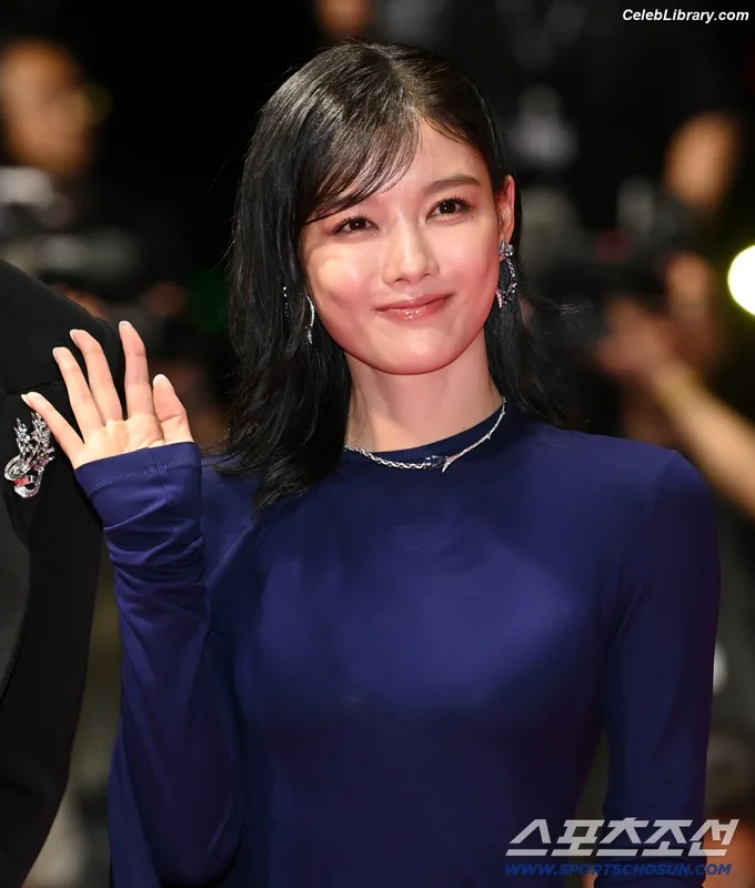 Kim Yoo Jung photo 22 of 139