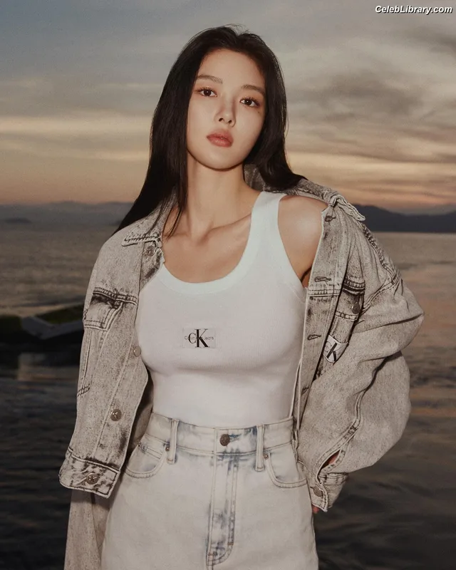 Kim Yoo Jung photo 11 of 139