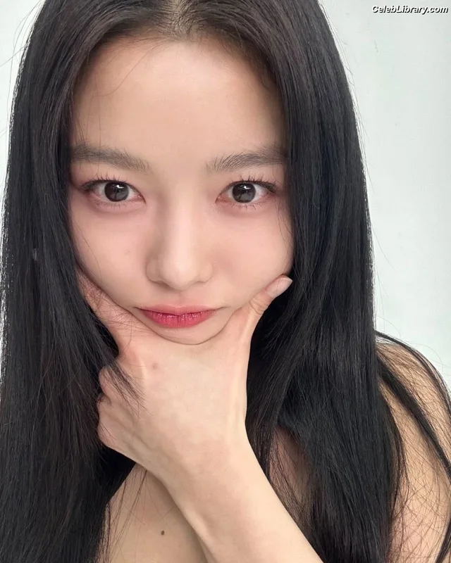 Kim Yoo Jung photo 13 of 139