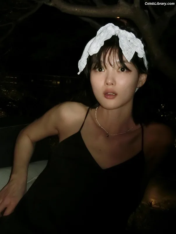 Kim Yoo Jung photo 22 of 139