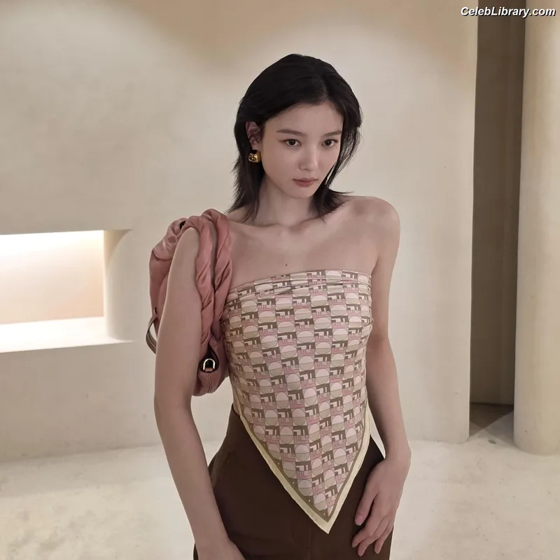 Kim Yoo Jung photo 23 of 139