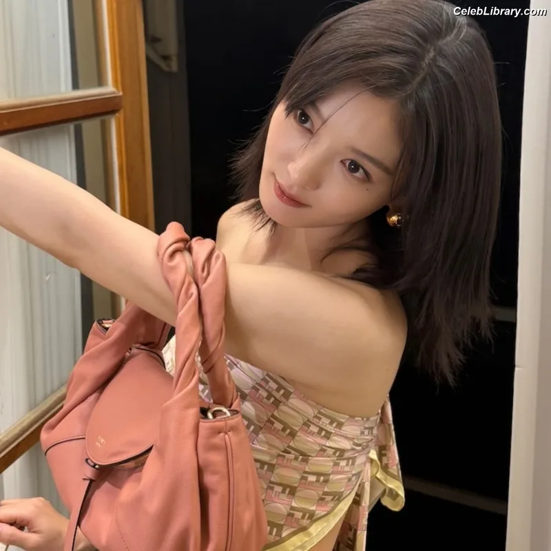 Kim Yoo Jung photo 24 of 139