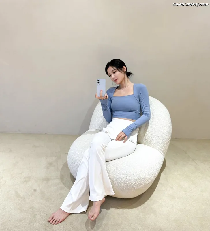 Kim Yoo Jung photo 5 of 139