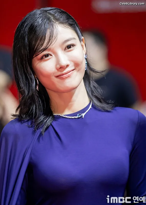 Kim Yoo Jung photo 3 of 139