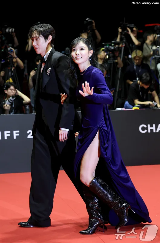 Kim Yoo Jung photo 4 of 139