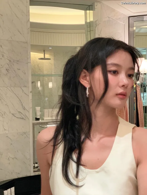 Kim Yoo Jung photo 21 of 139