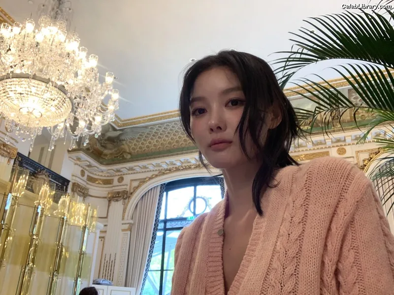 Kim Yoo Jung photo 1 of 139