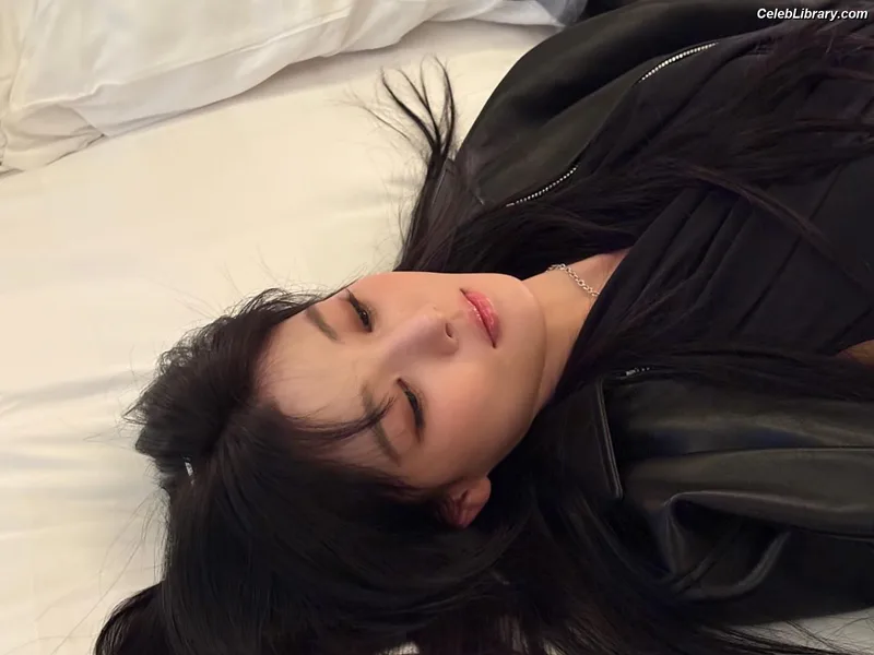 Kim Yoo Jung photo 3 of 139