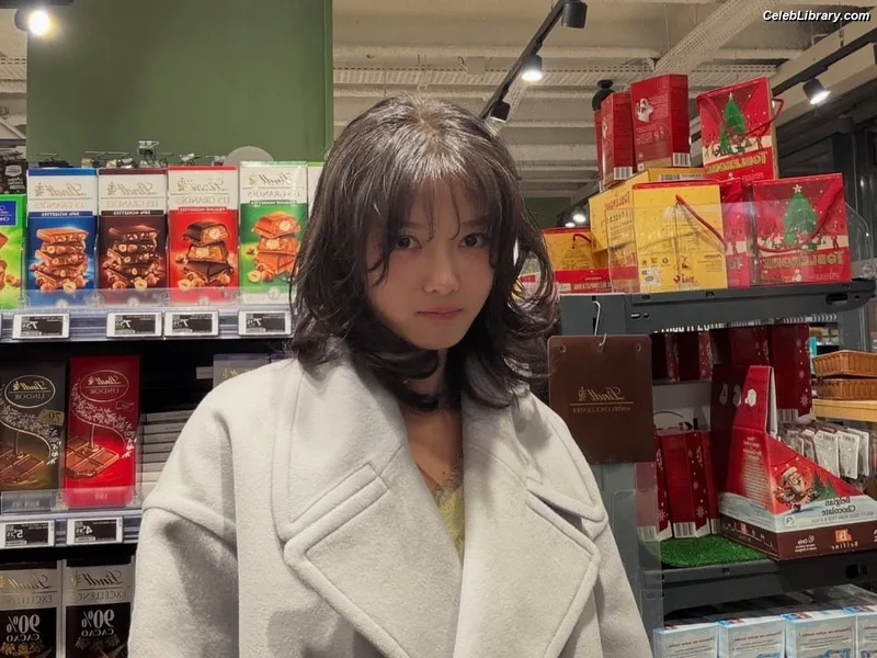 Kim Yoo Jung photo 12 of 139