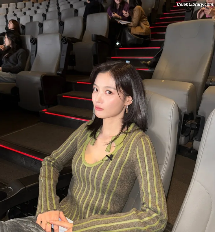 Kim Yoo Jung photo 17 of 139