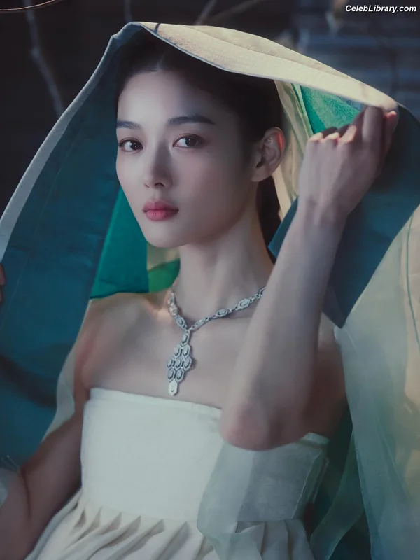 Kim Yoo Jung photo 23 of 139