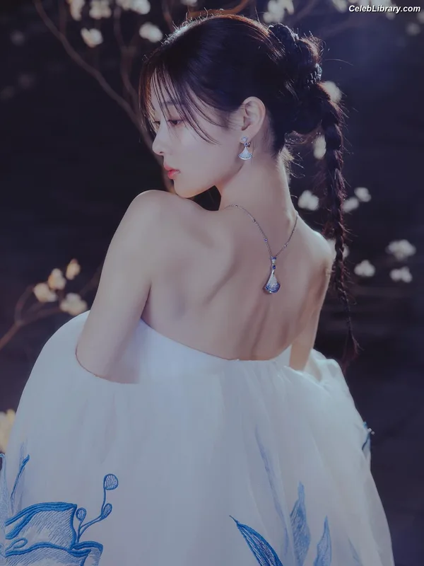 Kim Yoo Jung photo 24 of 139