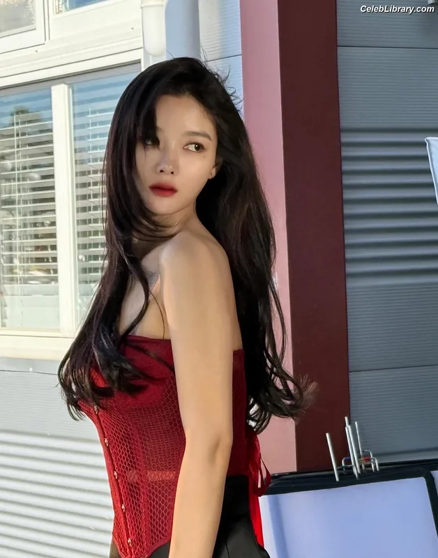Kim Yoo Jung photo 3 of 139
