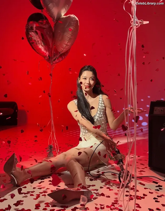 Kim Yoo Jung photo 4 of 139