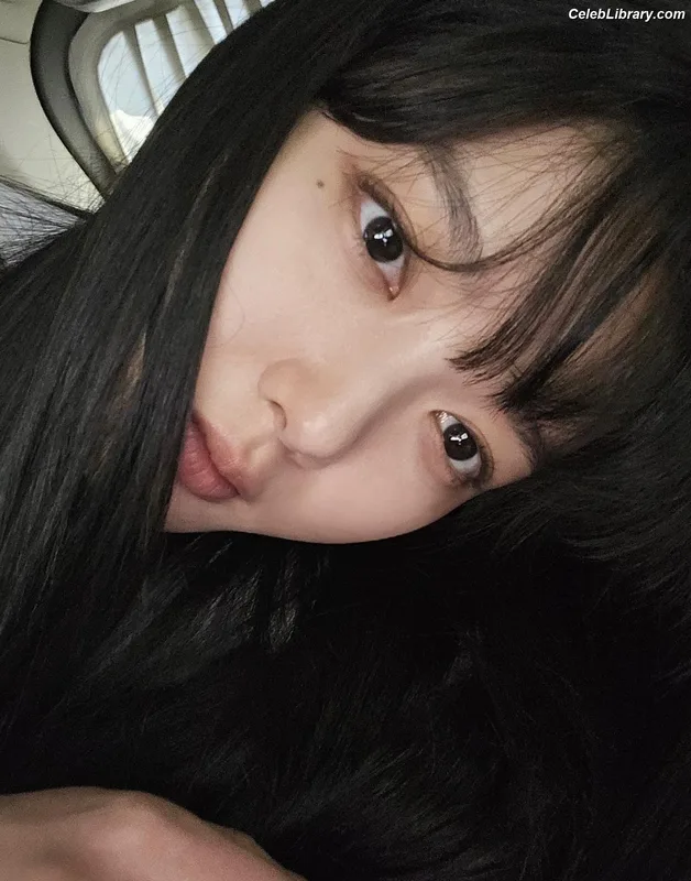 Kim Yoo Jung photo 5 of 139
