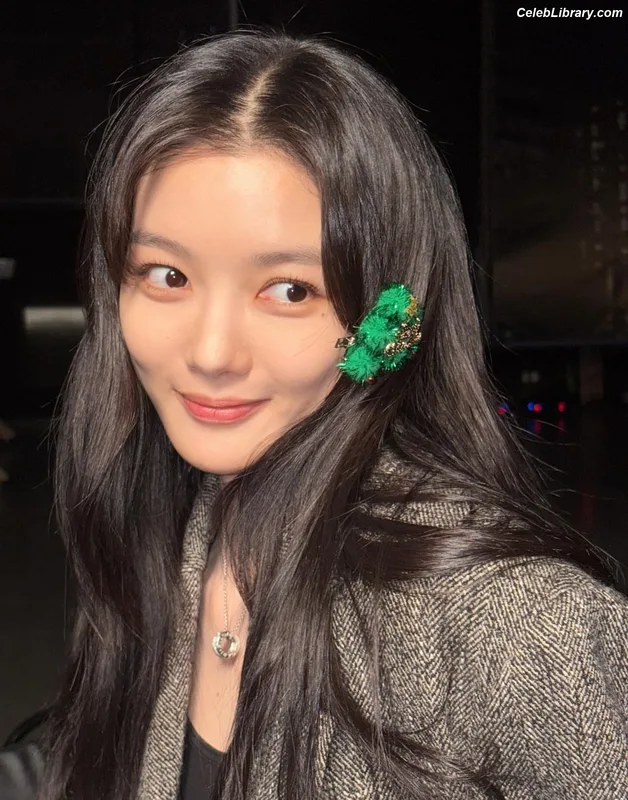 Kim Yoo Jung photo 6 of 139