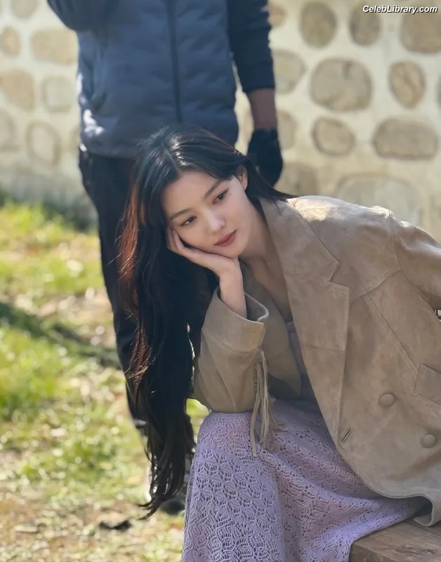 Kim Yoo Jung photo 9 of 139