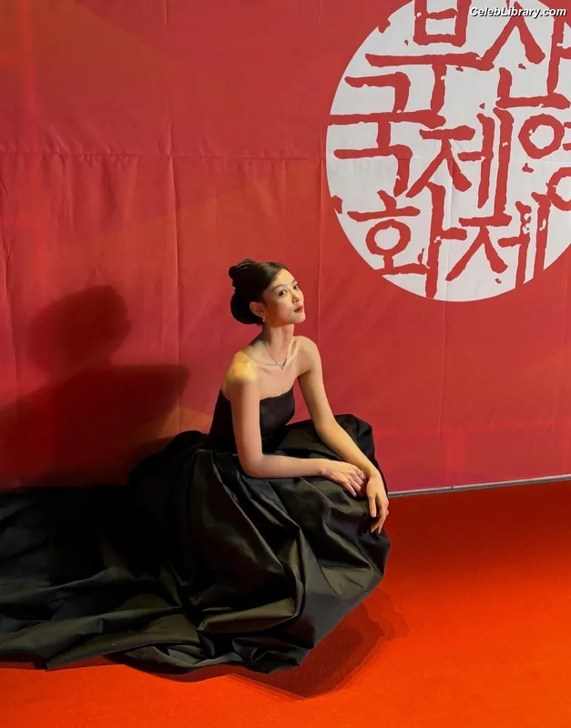 Kim Yoo Jung photo 10 of 139